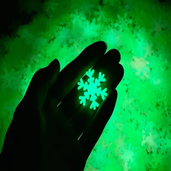 50pcs 3D floco de Neve Adesivo que brilha No Escuro Luminosa Fluorescente de Parede Autocolante de Decoração de Casa de Decalque de Parede Decorativo Decoração de Natal